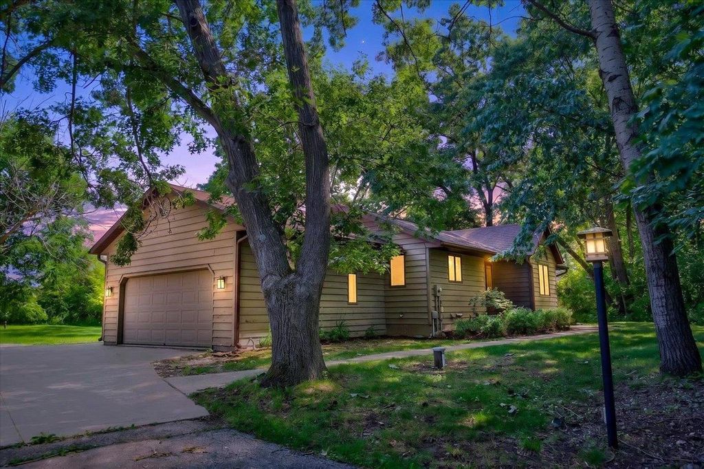 8062 Burr Oak Trail, Cross Plains, WI 53528