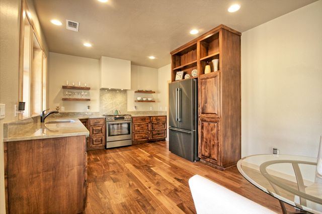 205 N 9th Street, Jacksonville, OR 97530