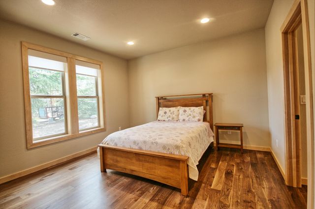 205 N 9th Street, Jacksonville, OR 97530