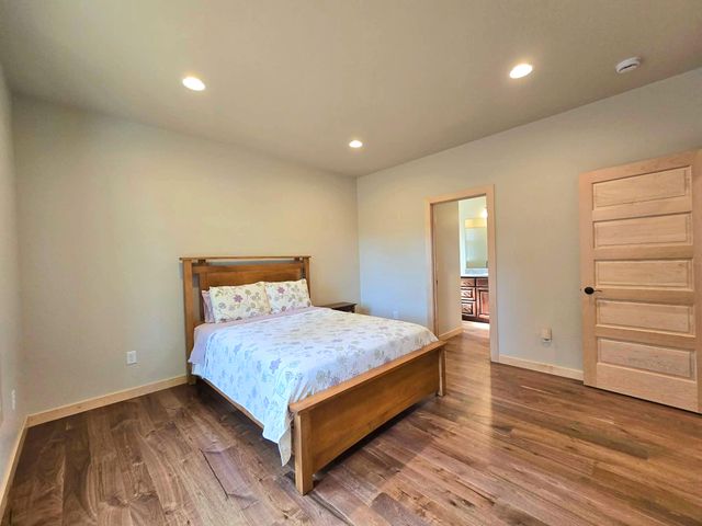 205 N 9th Street, Jacksonville, OR 97530