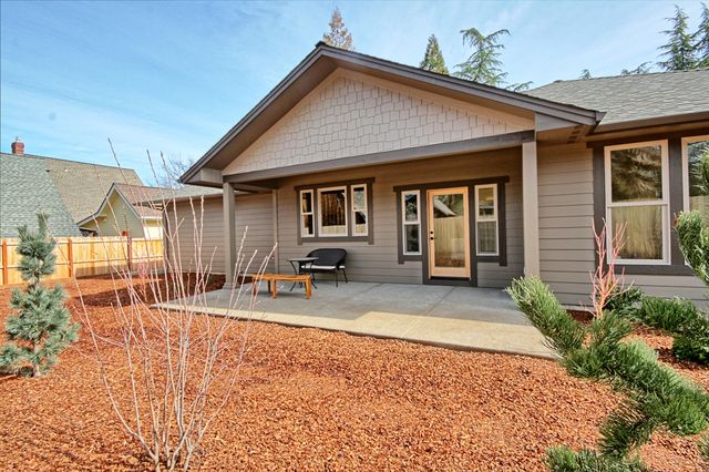 205 N 9th Street, Jacksonville, OR 97530