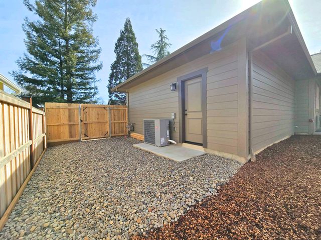 205 N 9th Street, Jacksonville, OR 97530