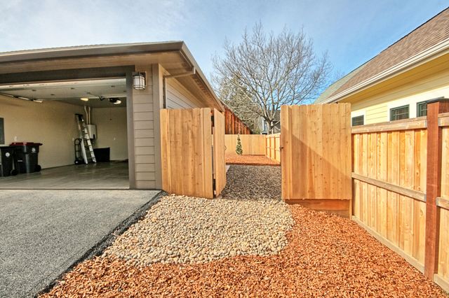 205 N 9th Street, Jacksonville, OR 97530