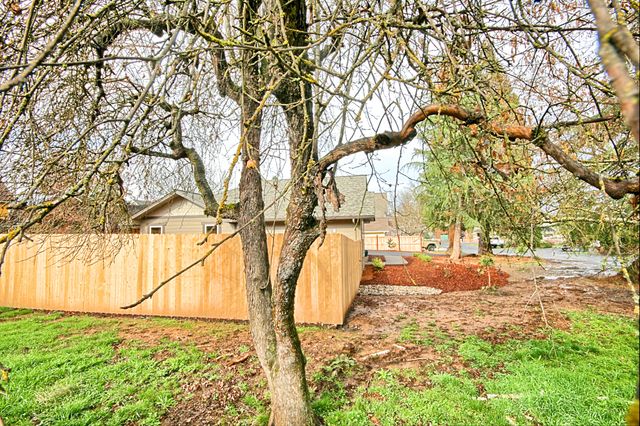 205 N 9th Street, Jacksonville, OR 97530