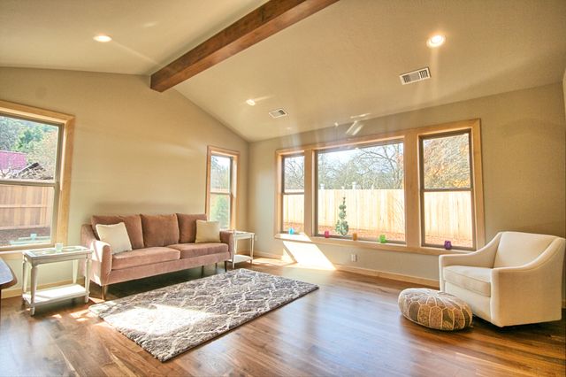 205 N 9th Street, Jacksonville, OR 97530