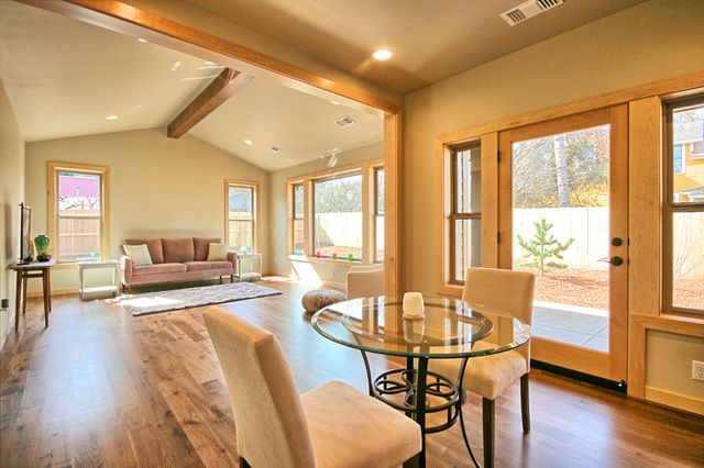 205 N 9th Street, Jacksonville, OR 97530