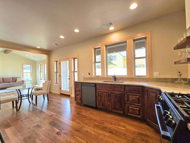 205 N 9th Street, Jacksonville, OR 97530