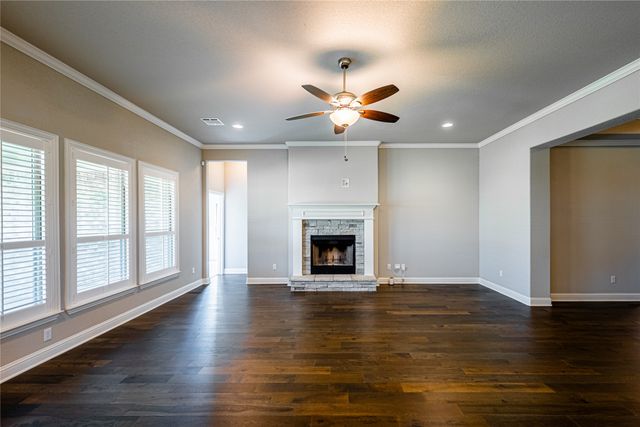 918 Edinburgh Drive, Mcgregor, TX 76657