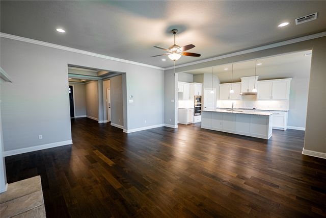 918 Edinburgh Drive, Mcgregor, TX 76657