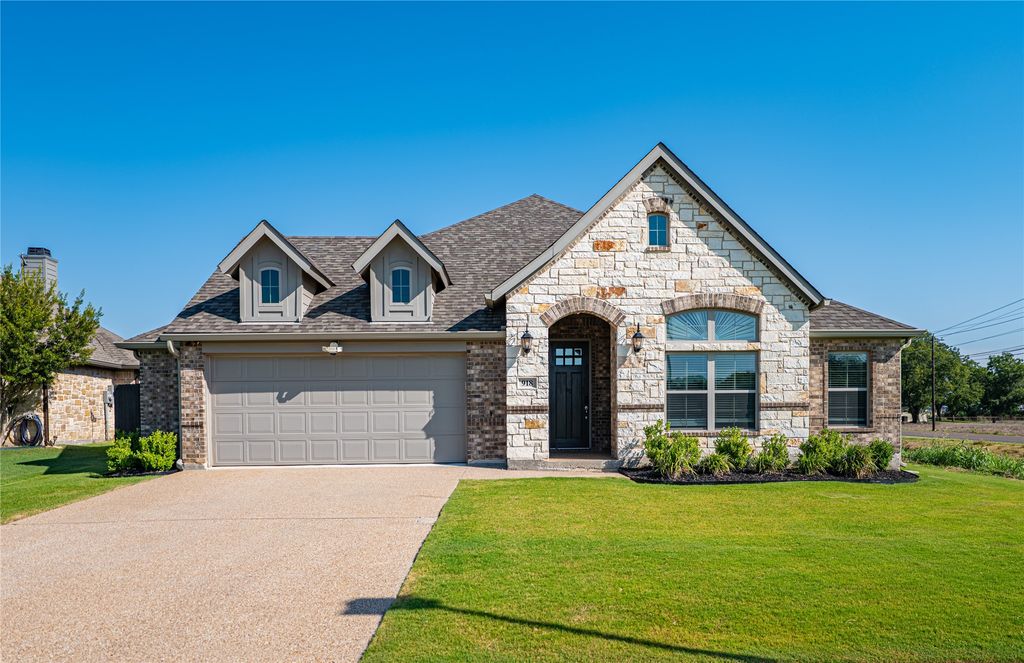 918 Edinburgh Drive, Mcgregor, TX 76657