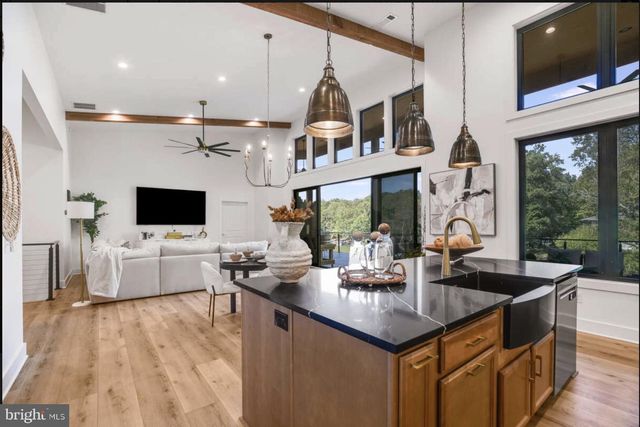 6 LEE DR, Linden, VA 22642