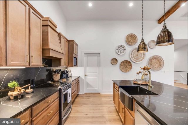 6 LEE DR, Linden, VA 22642
