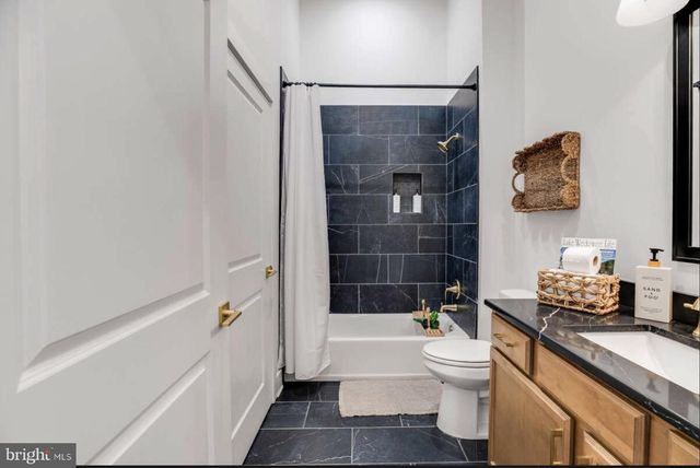 6 LEE DR, Linden, VA 22642