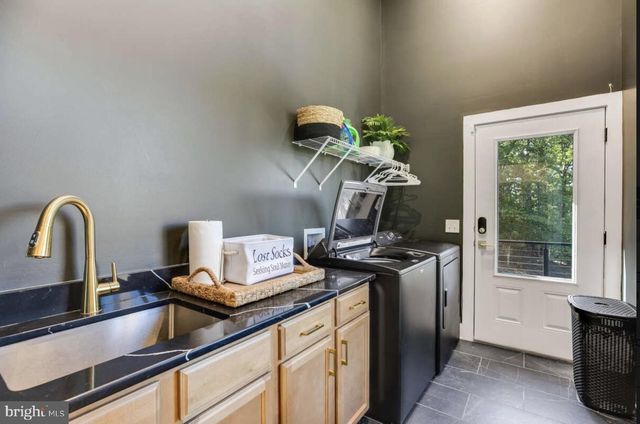 6 LEE DR, Linden, VA 22642