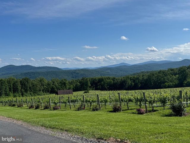 6 LEE DR, Linden, VA 22642