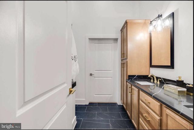 6 LEE DR, Linden, VA 22642