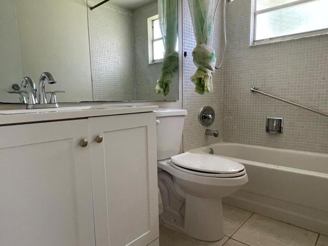 472 Saxony J, Delray Beach, FL 33446