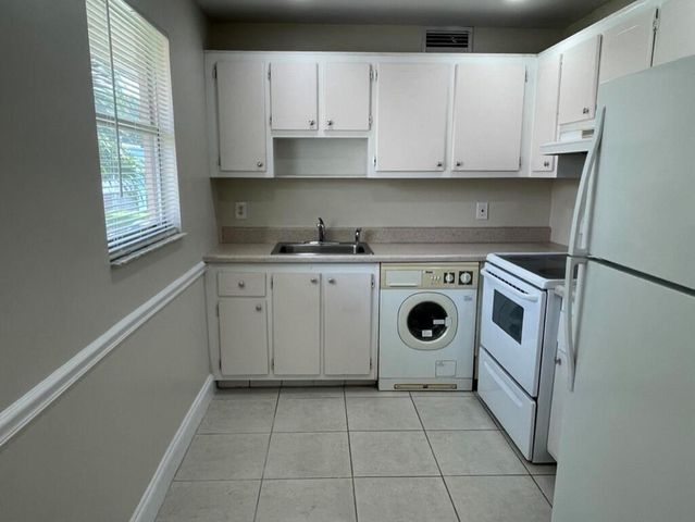 472 Saxony J, Delray Beach, FL 33446