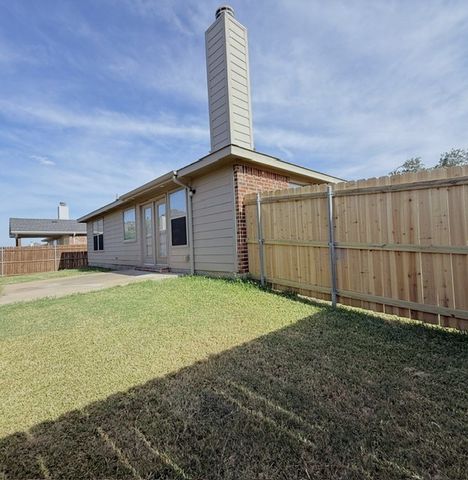 436 Emerald Creek Drive, Fort Worth, TX 76131