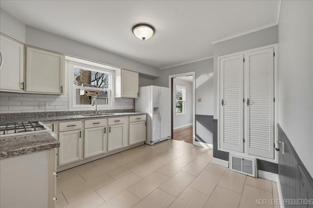 140 S Westlawn Avenue, Aurora, IL 60506