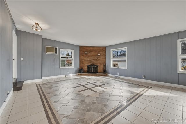 140 S Westlawn Avenue, Aurora, IL 60506