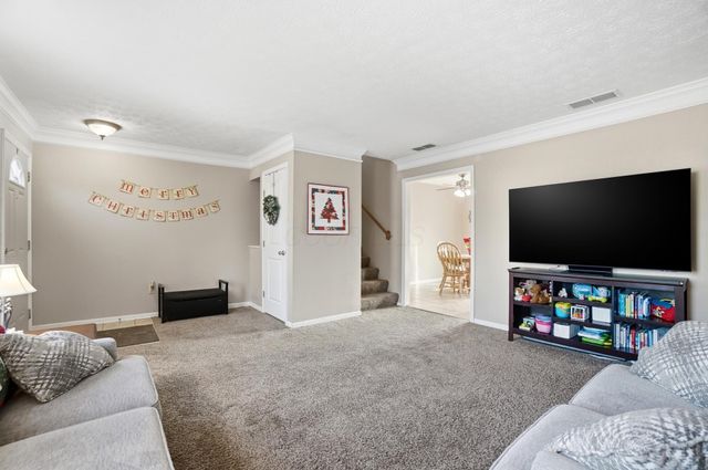 27 1st Street SW, Pataskala, OH 43062