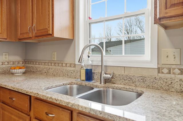 27 1st Street SW, Pataskala, OH 43062