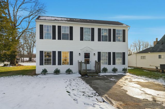 27 1st Street SW, Pataskala, OH 43062