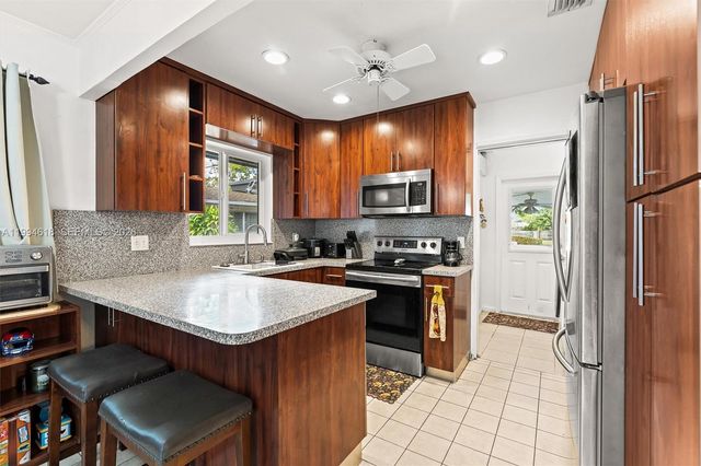 200 NW 33rd St, Oakland Park, FL 33309