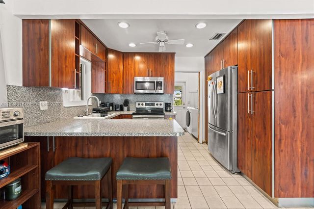 200 NW 33rd St, Oakland Park, FL 33309