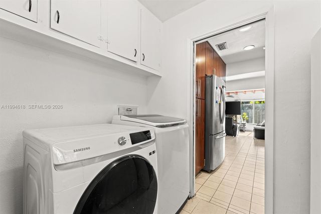 200 NW 33rd St, Oakland Park, FL 33309