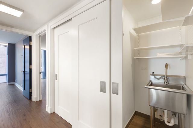 200 E DELAWARE Place 13D, Chicago, IL 60611