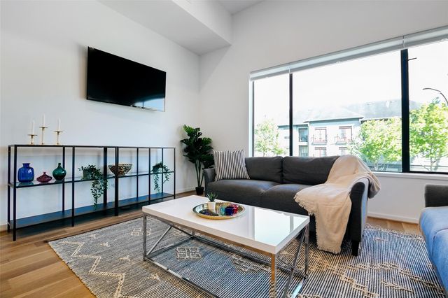 511 Memorial Heights Drive, Houston, TX 77007