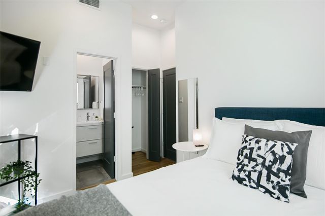 511 Memorial Heights Drive, Houston, TX 77007