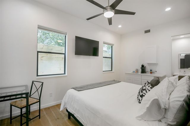 511 Memorial Heights Drive, Houston, TX 77007