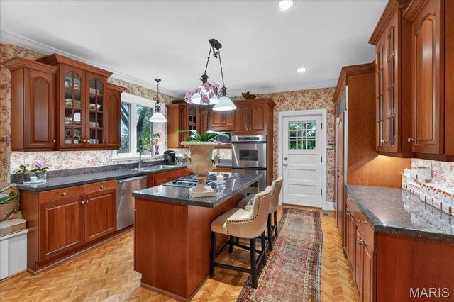 9111 Clayton Road, St Louis, MO 63124