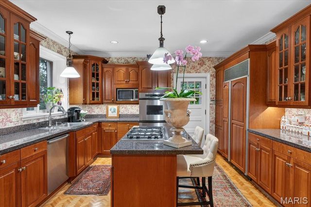 9111 Clayton Road, St Louis, MO 63124