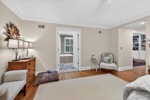 9111 Clayton Road, St Louis, MO 63124