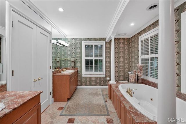 9111 Clayton Road, St Louis, MO 63124