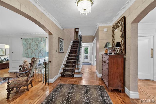 9111 Clayton Road, St Louis, MO 63124