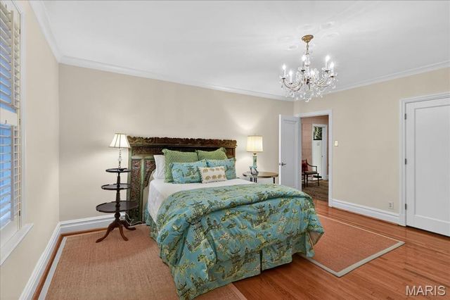 9111 Clayton Road, St Louis, MO 63124