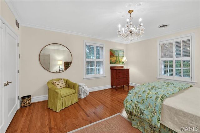 9111 Clayton Road, St Louis, MO 63124