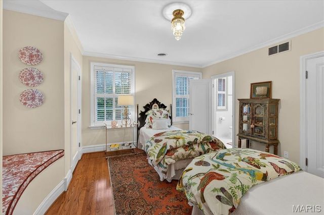 9111 Clayton Road, St Louis, MO 63124