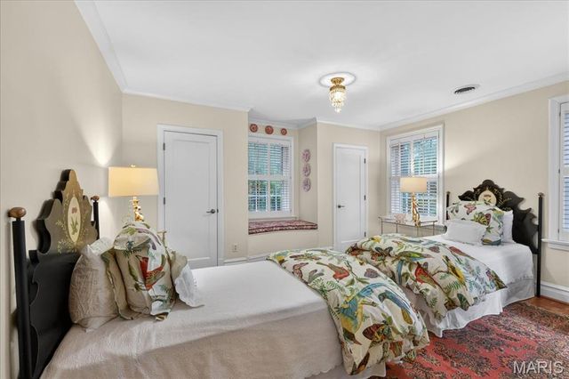 9111 Clayton Road, St Louis, MO 63124