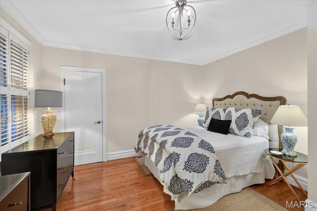 9111 Clayton Road, St Louis, MO 63124
