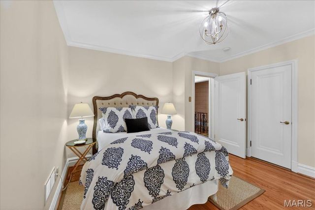 9111 Clayton Road, St Louis, MO 63124