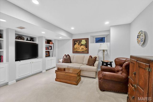 9111 Clayton Road, St Louis, MO 63124