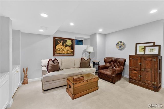9111 Clayton Road, St Louis, MO 63124