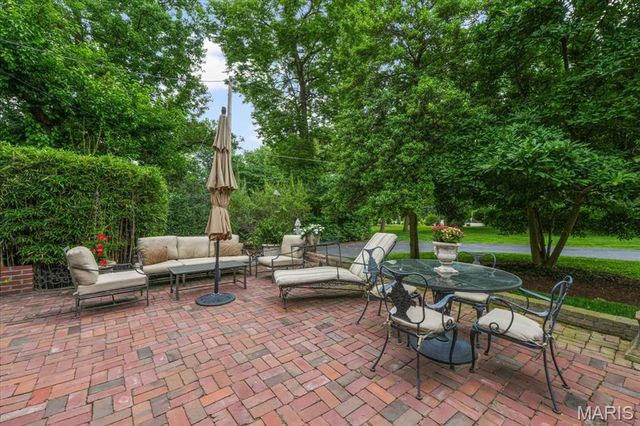 9111 Clayton Road, St Louis, MO 63124