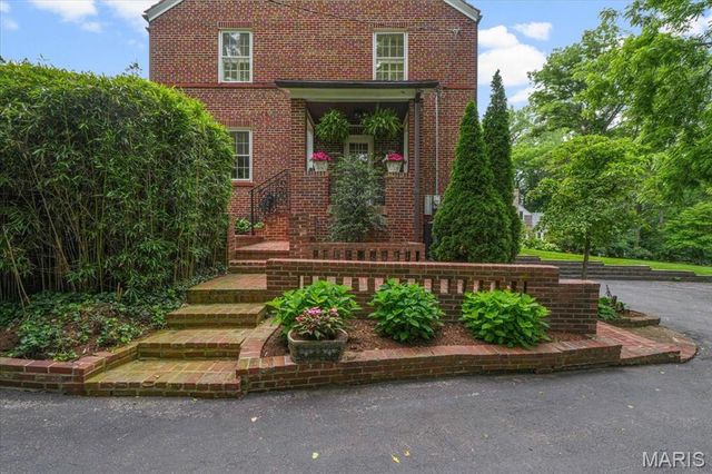 9111 Clayton Road, St Louis, MO 63124